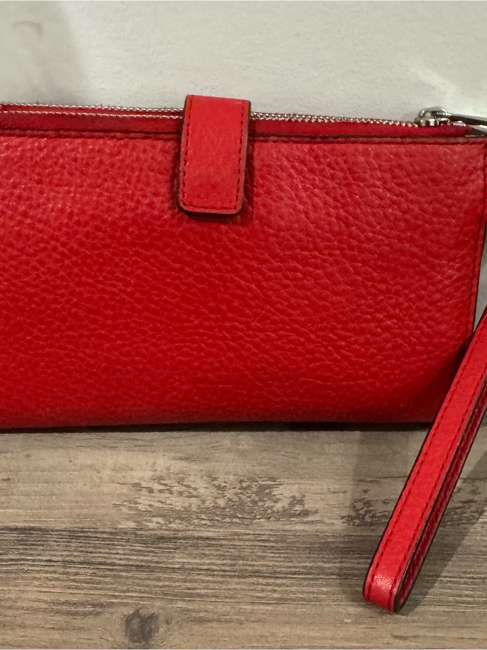 MICHAEL KORS Red Pebbled Leather Zip Wallet with Gold Logo - Picture 3 of 4